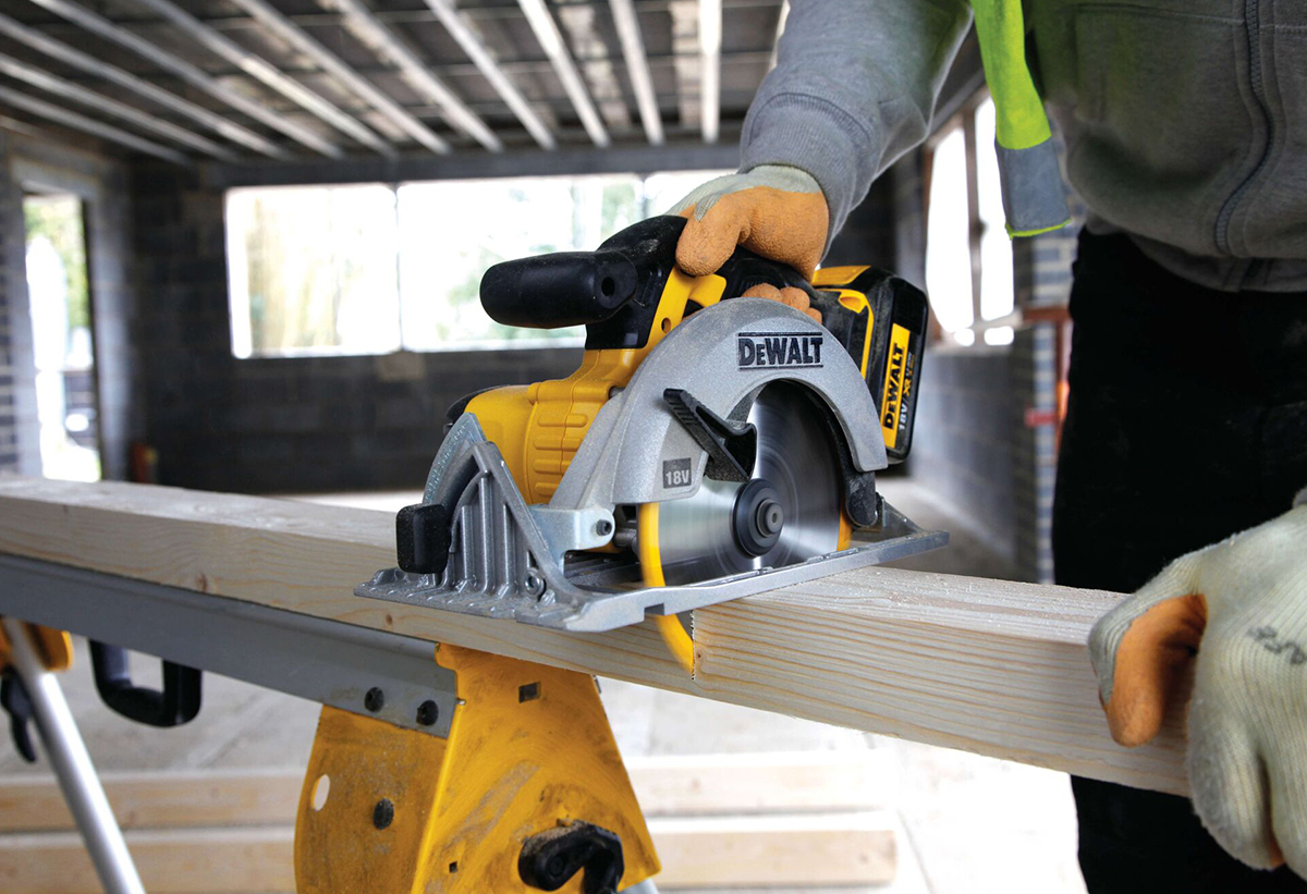 Απεικονίζεται κοπή ξύλου με τη χρήση του δισκοπρίονου.